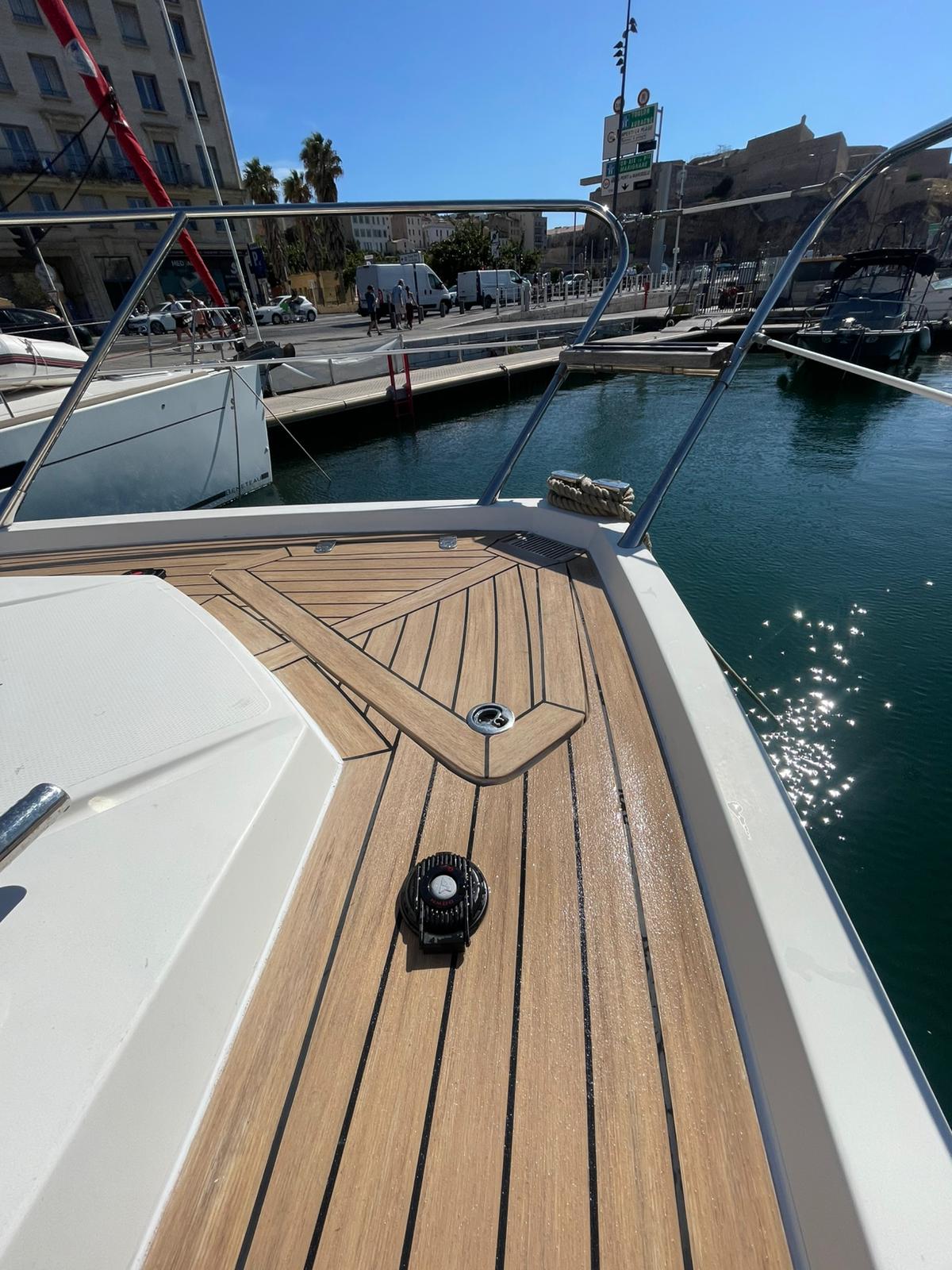 Vue principale du bateau avec teck synthétique