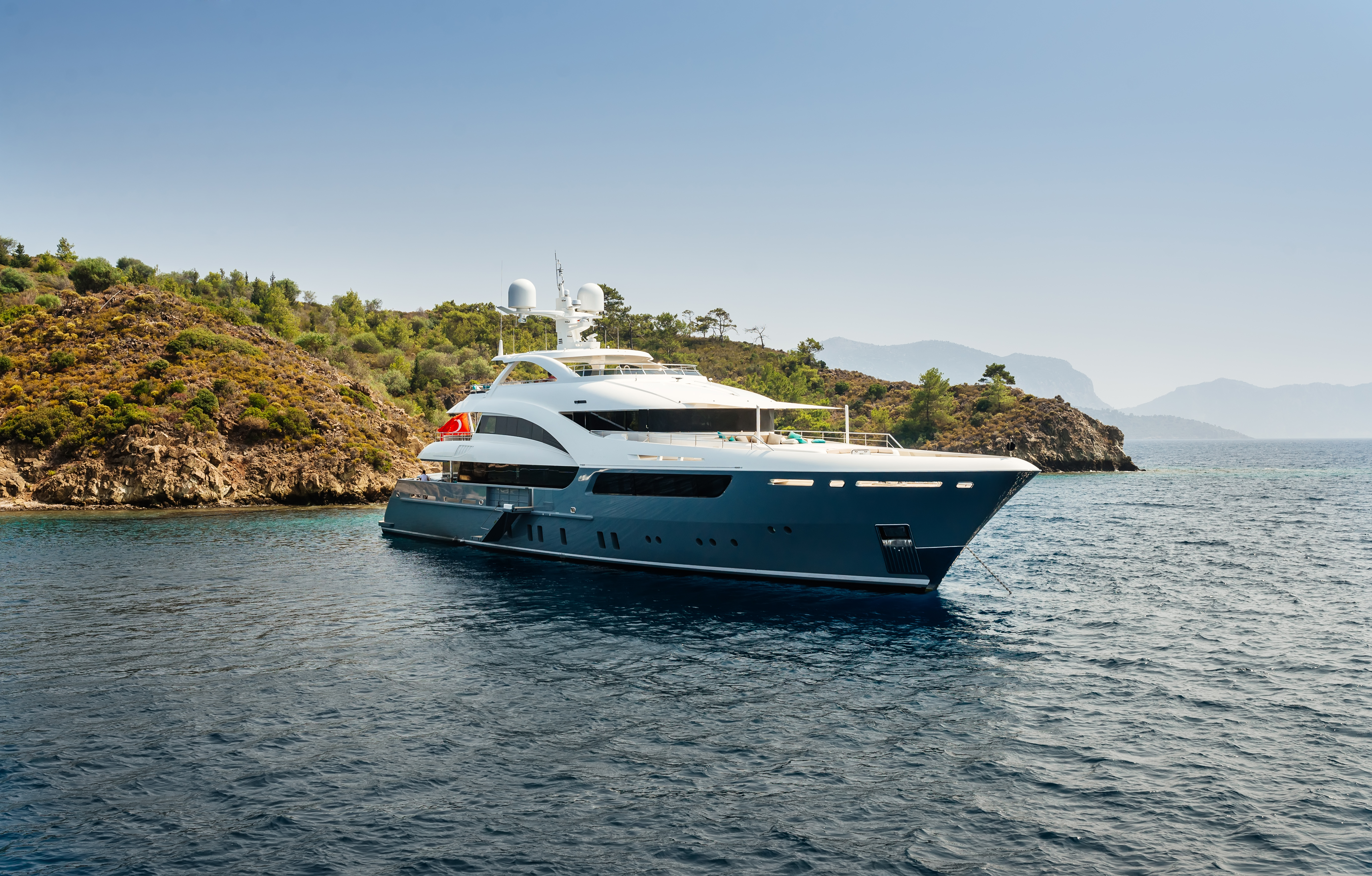 Yacht au mouillage dans une crique