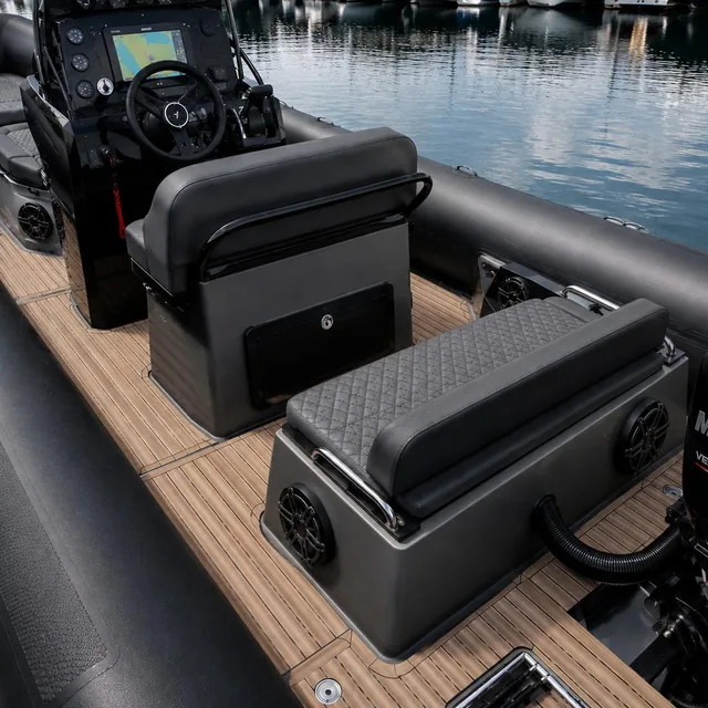 Console de bateau équipée d'enceintes marine — Prestige Nautic