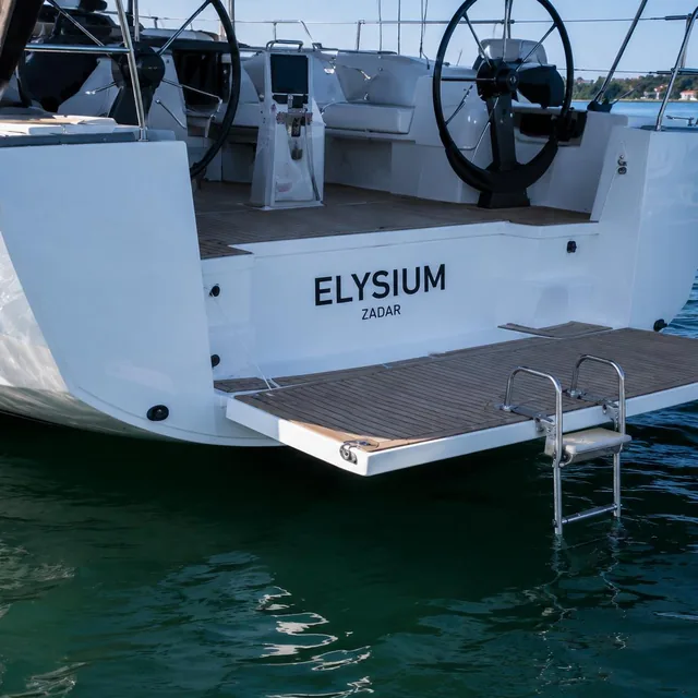 Plateforme de bain et échelle inox et teck sur un voilier — Prestige Nautic