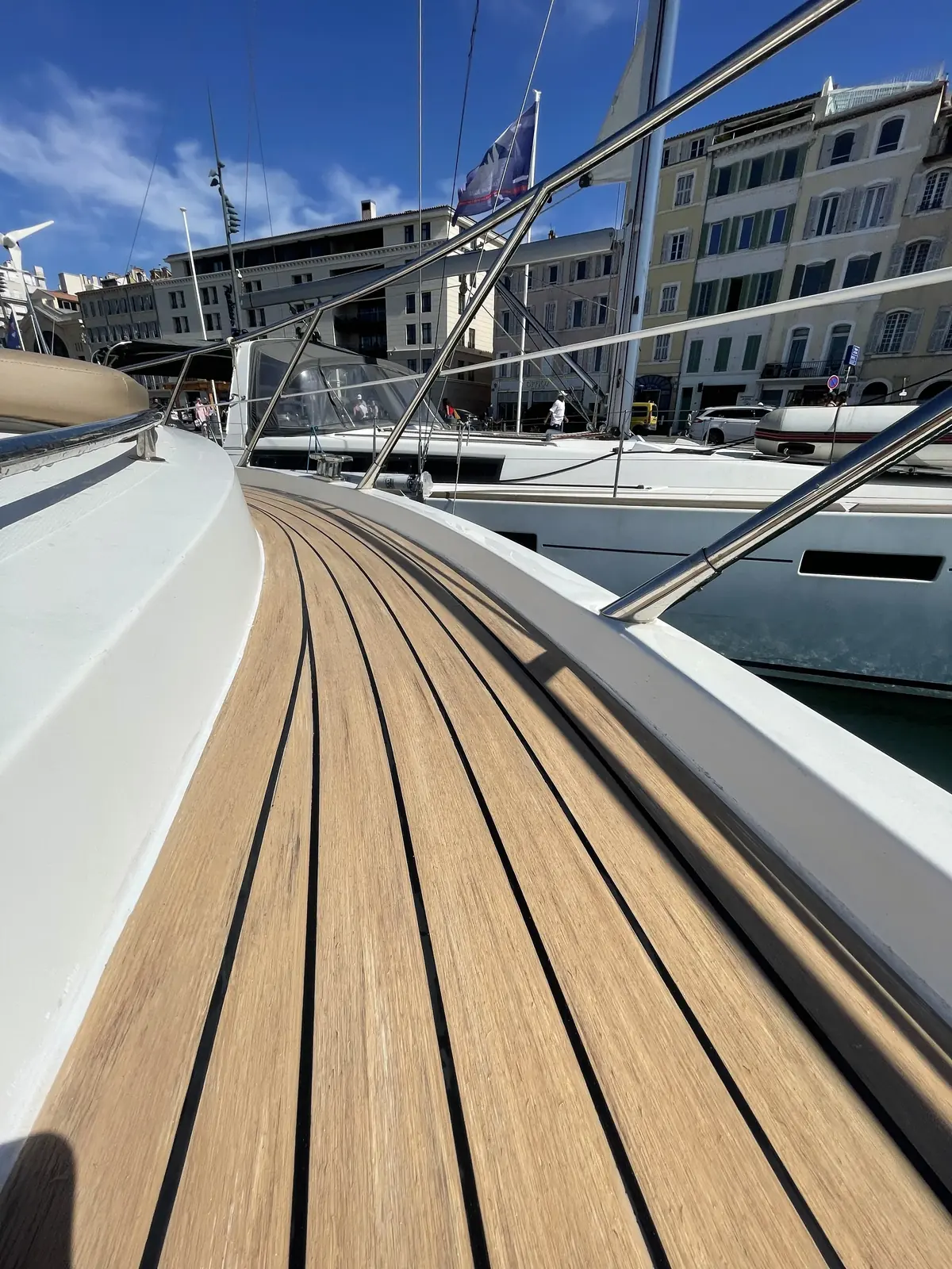 Comparaison teck synthétique et teck naturel sur un pont de bateau
