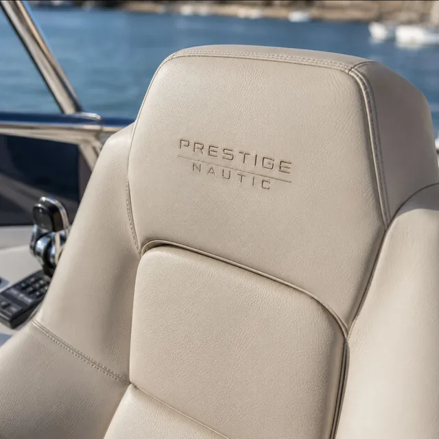 Fauteuil de pilotage en sellerie crème sur mesure — Prestige Nautic