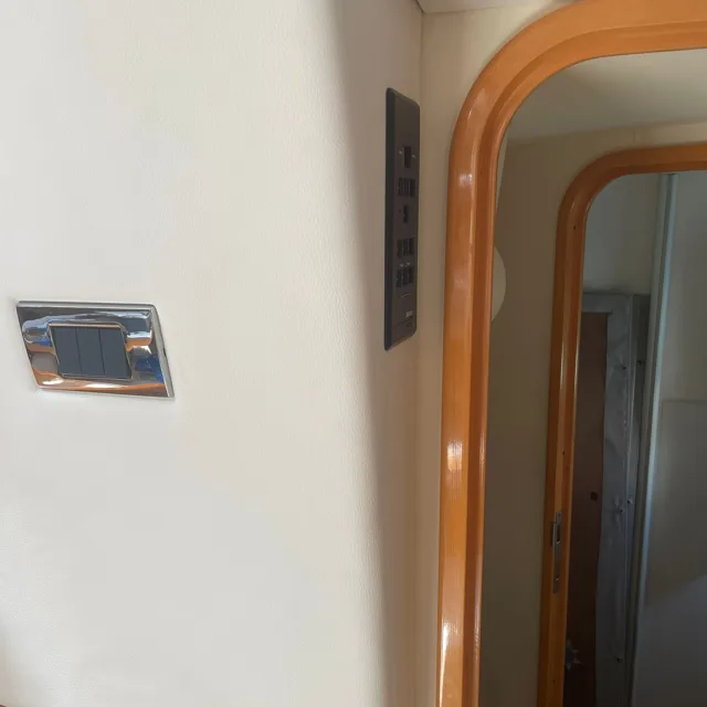 Détail de finition intérieure de bateau — vaigrage cuir et boiseries vernies, Prestige Nautic