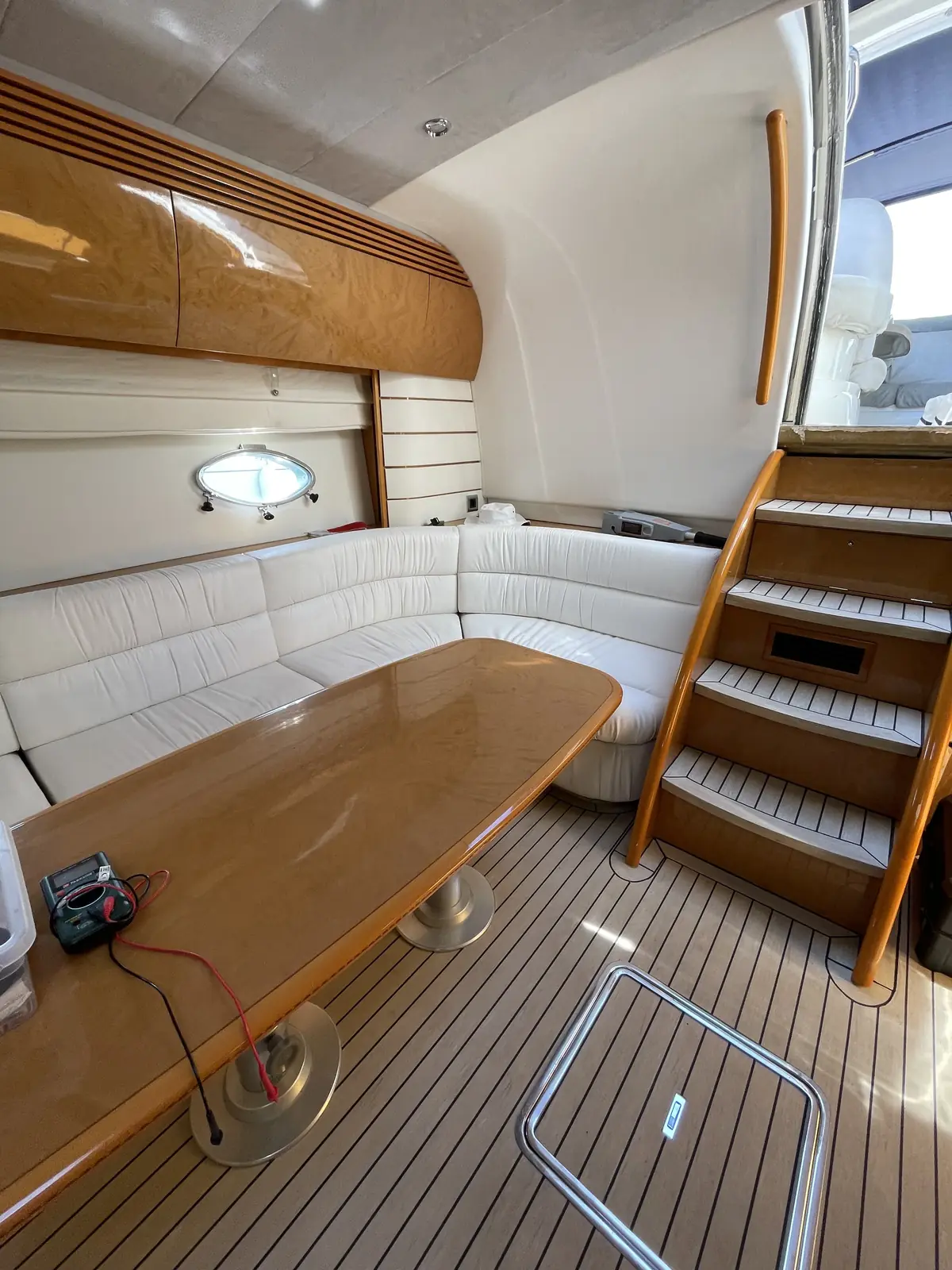Vaigrage en cuir sur mesure à l'intérieur d'un bateau